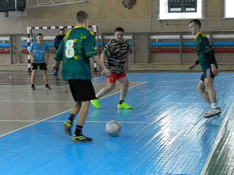 В Меленках полицейские и члены Общественного совета при ОМВД провели традиционный матч по мини-футболу со студентами