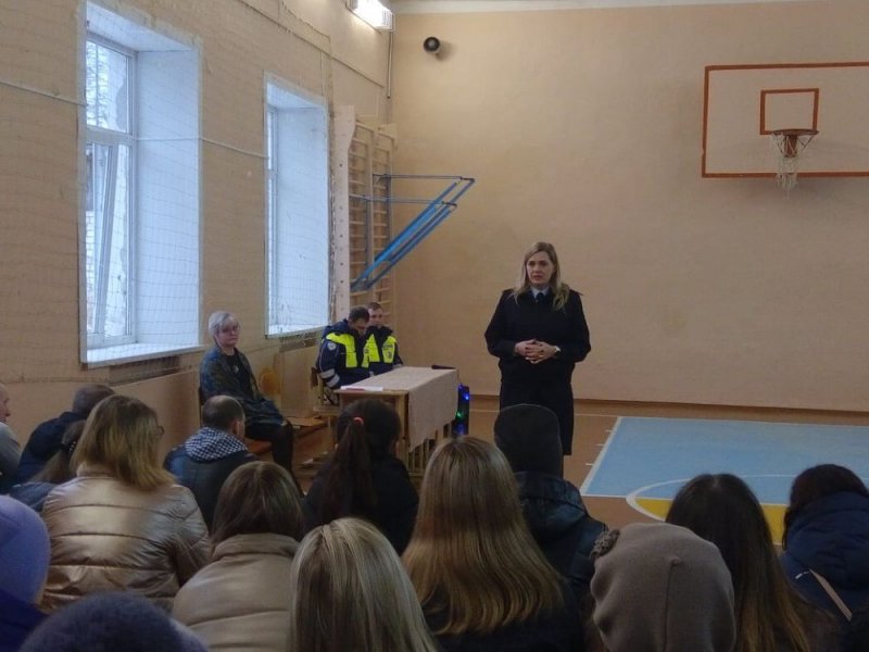 Меленковские полицейские и общественники приняли участие в родительских собраниях